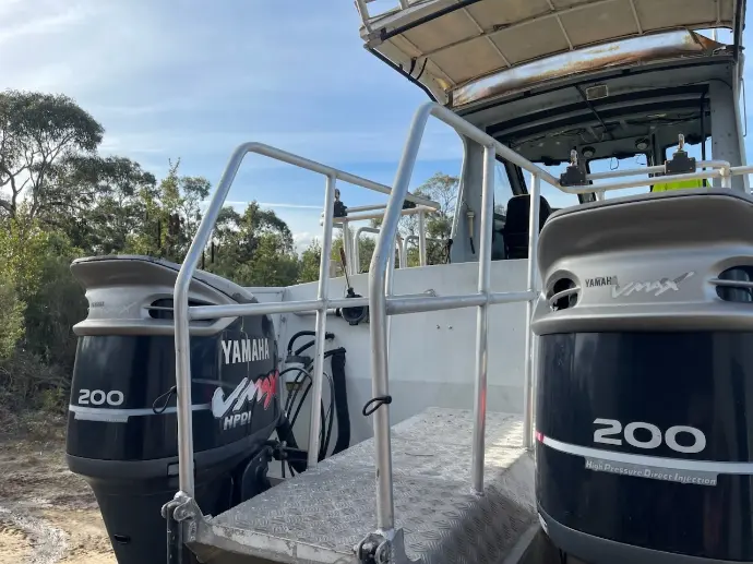 Transom bridge rails